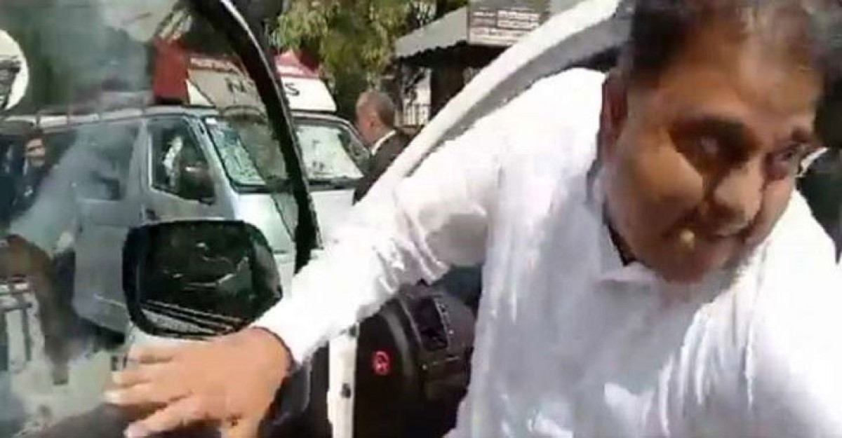 পুলিশ দেখে গাড়ি থেকে নেমে দৌড় দিলেন সাবেক তথ্যমন্ত্রী