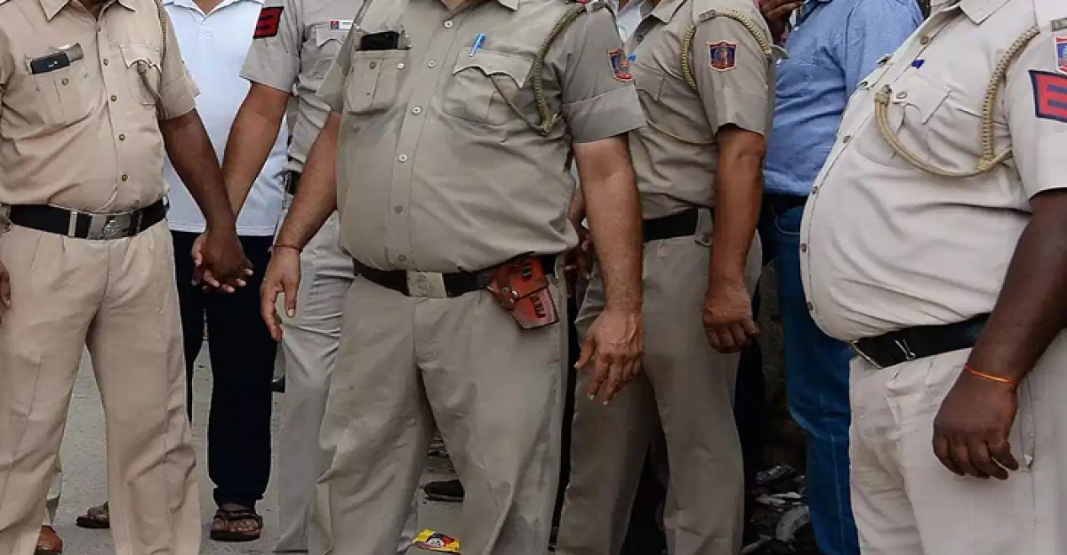 ভুঁড়ি থাকলেই চাকরি হারাবে পুলিশ