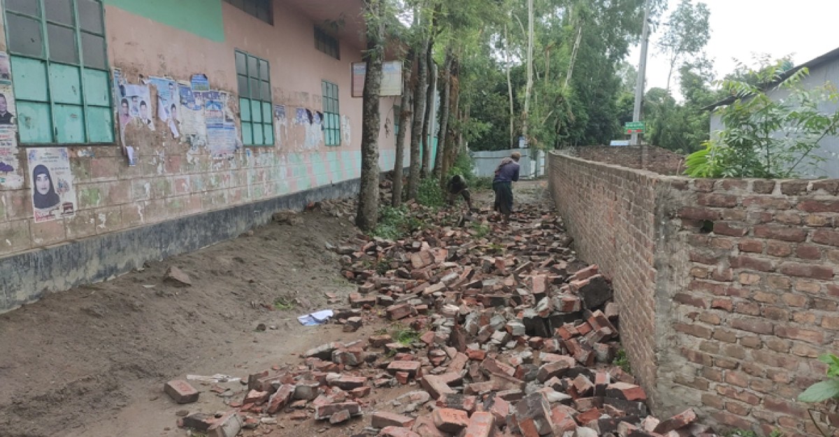 শ্রীনগরে কাল বৈশাখীর তান্ডবে দেয়ালের ধ্বস, ঘনঘন বিদ্যুৎ লোডশেডিং