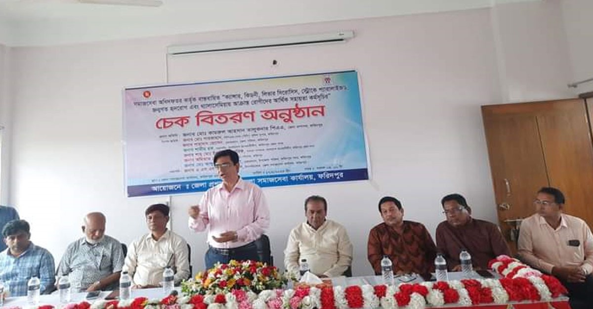 ফরিদপুরে জটিল রোগে আক্রান্ত রোগীদের চেক বিতরণ