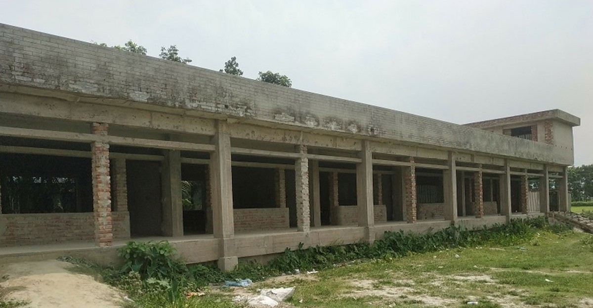 ঝুলে আছে বিদ্যালয়ের ভবন নির্মাণ কাজ, ব্যহত হচ্ছে পাঠদান