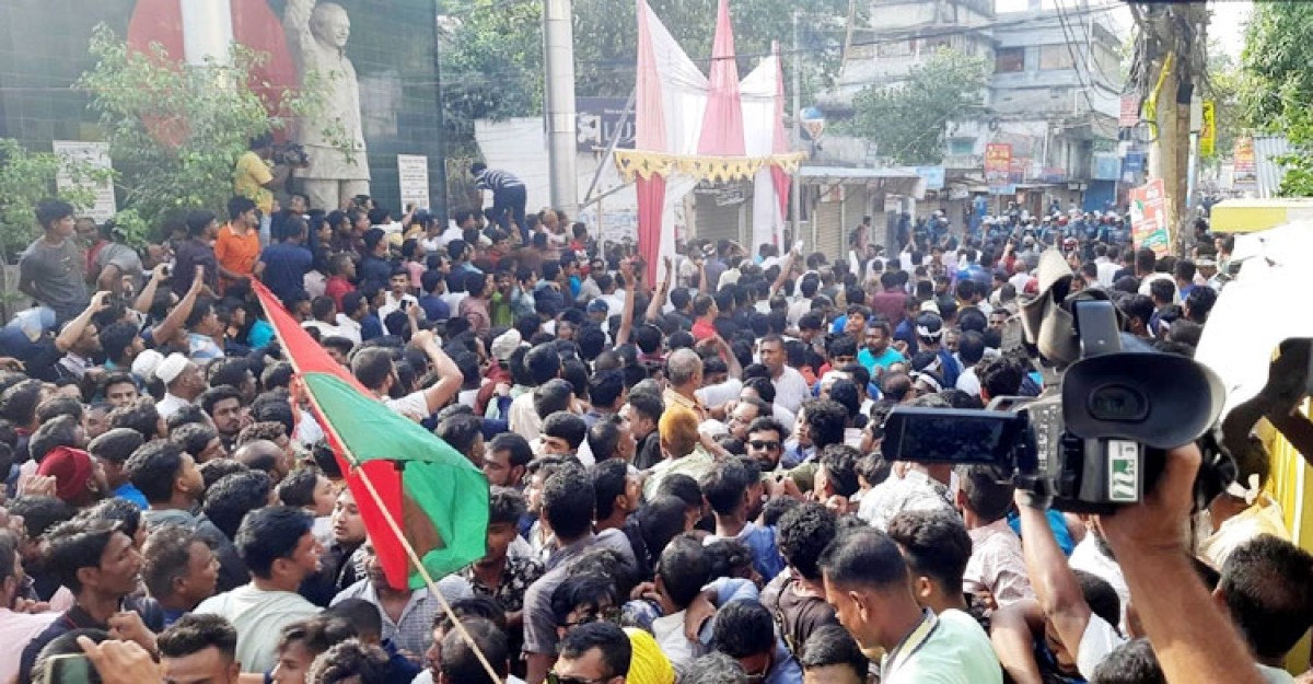 খুলনায় বিএনপি-পুলিশের তুমুল সংঘর্ষ