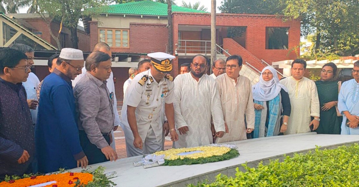 টুঙ্গিপাড়ায় বঙ্গবন্ধুর সমাধিতে বিআইডব্লিউটিএ চেয়ারম্যানের শ্রদ্ধা