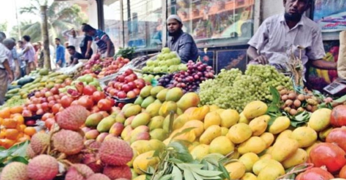 শিবচরে মৌসুমী ফল সুঘ্রাণ ছড়াচ্ছে হাটেবাজারে