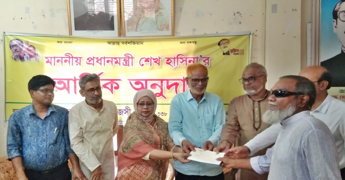চাঁপাইনবাবগঞ্জে প্রধানমন্ত্রী শেখ হাসিনার অনুদানের চেক প্রদান