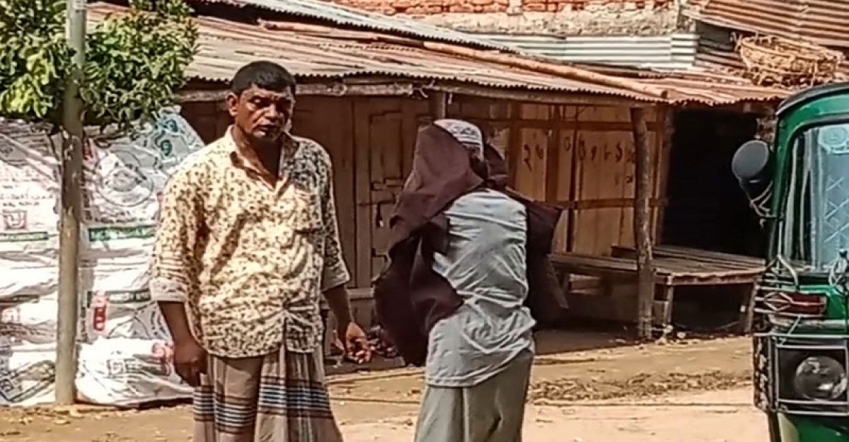 সিএনজি ভাড়ার জন্য বৃদ্ধের কাপড় খুলে নিল চালক