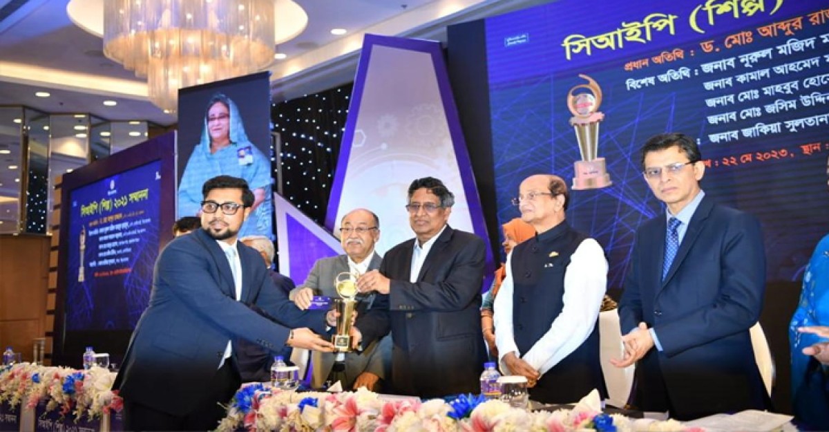 সিআইপি সম্মাননা পদক গ্রহণ করলেন মাহবুব আলম