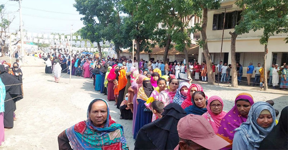 ভোটকেন্দ্রে নারীদের দীর্ঘ লাইন