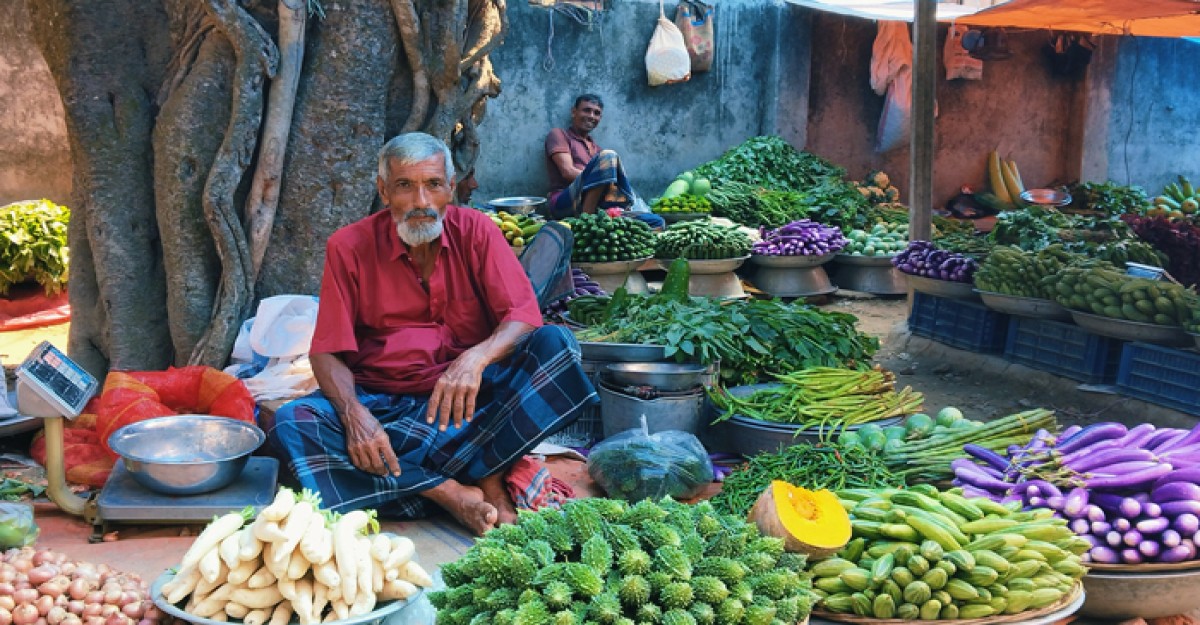 ক্ষেতলালে বাজারে কাঁচা মরিচসহ চড়া সবজির দাম