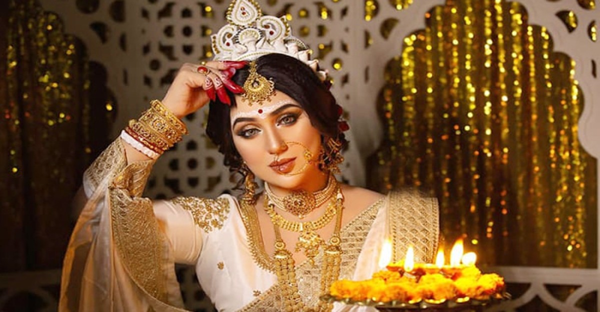 বধূ সেজে চমকে দিলেন অপু বিশ্বাস