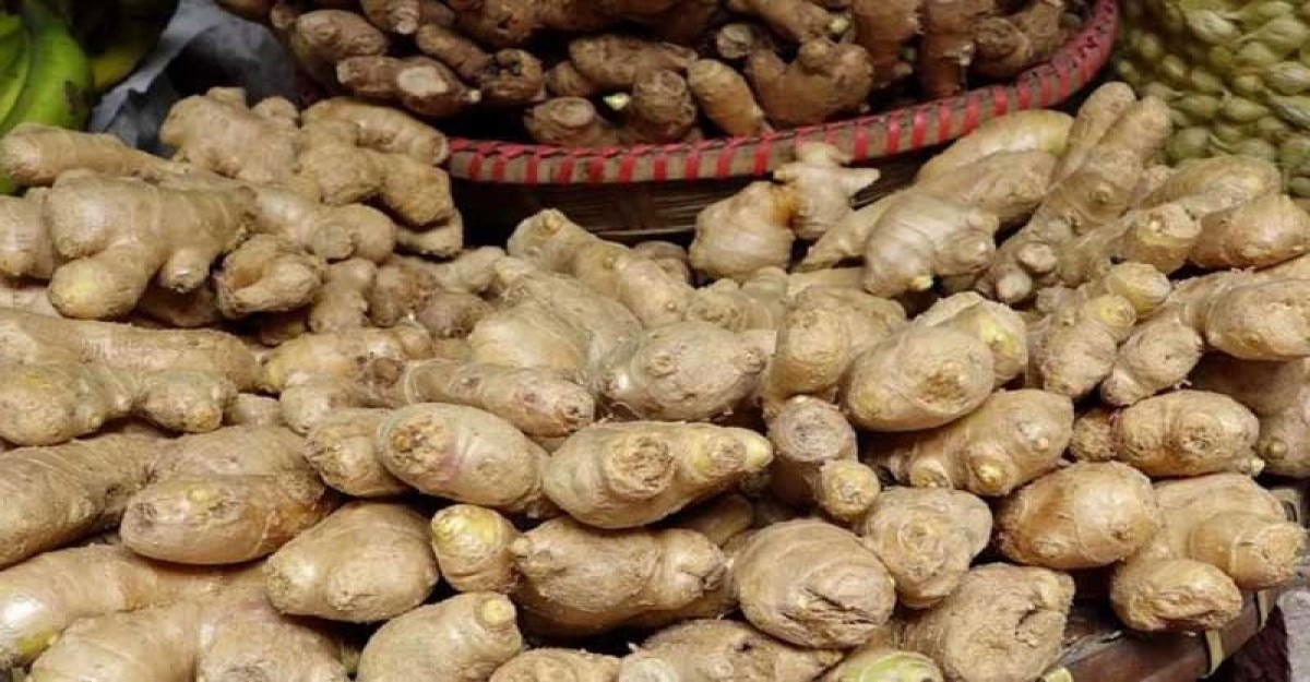 আদার ঝাঁজে অসহায় ক্রেতা