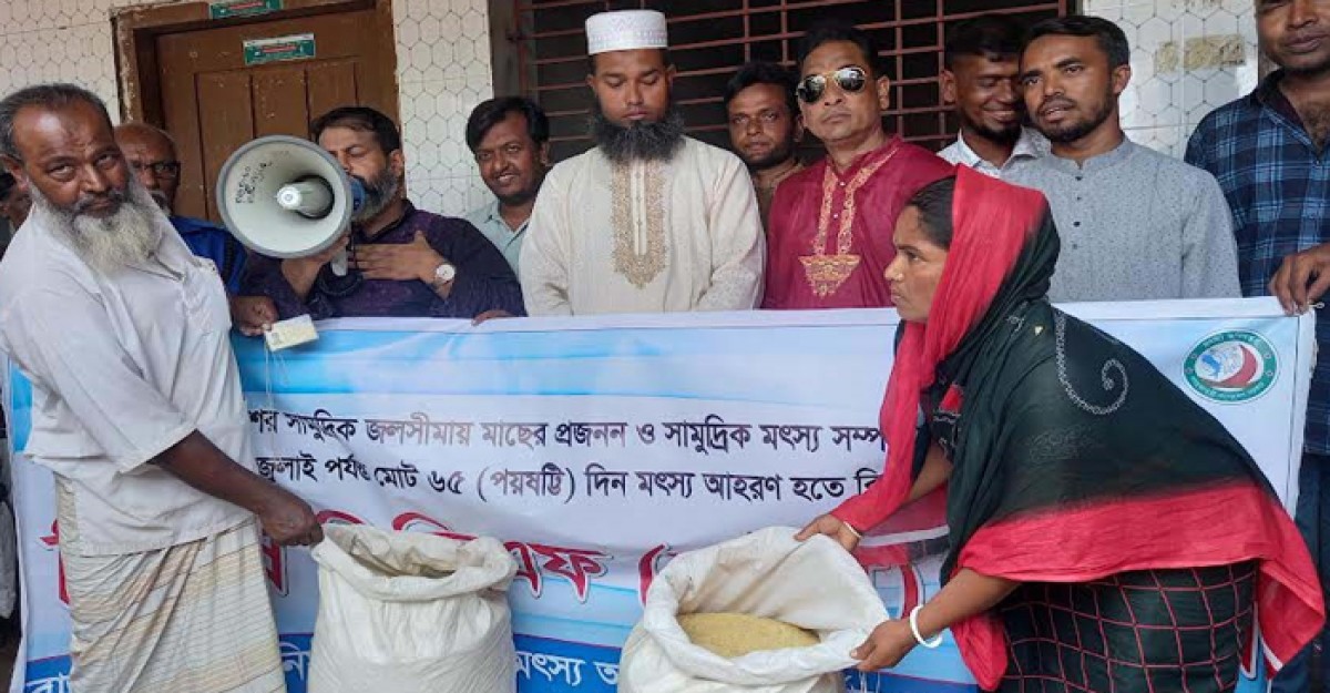 কয়রার জেলেদের মাঝে ভিজিএফের চাউল বিতরণ
