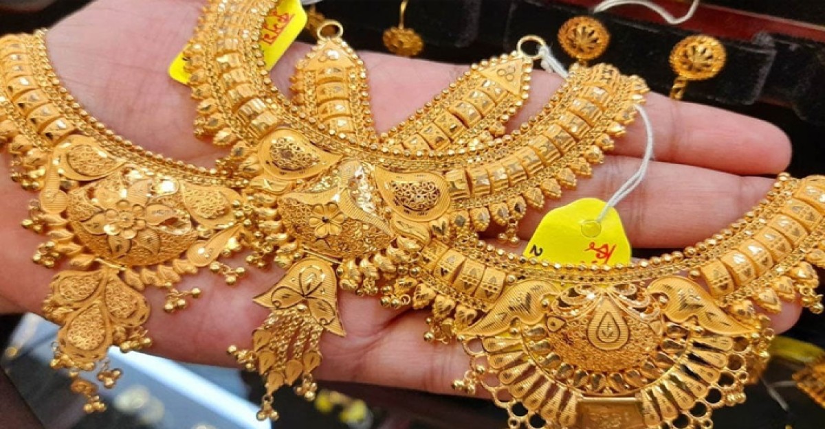 দেশের বাজারে সোনার দাম কমেছে