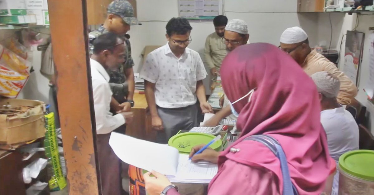 পাবনায় মসলার বাজারে ভোক্তা অধিকারের অভিযান