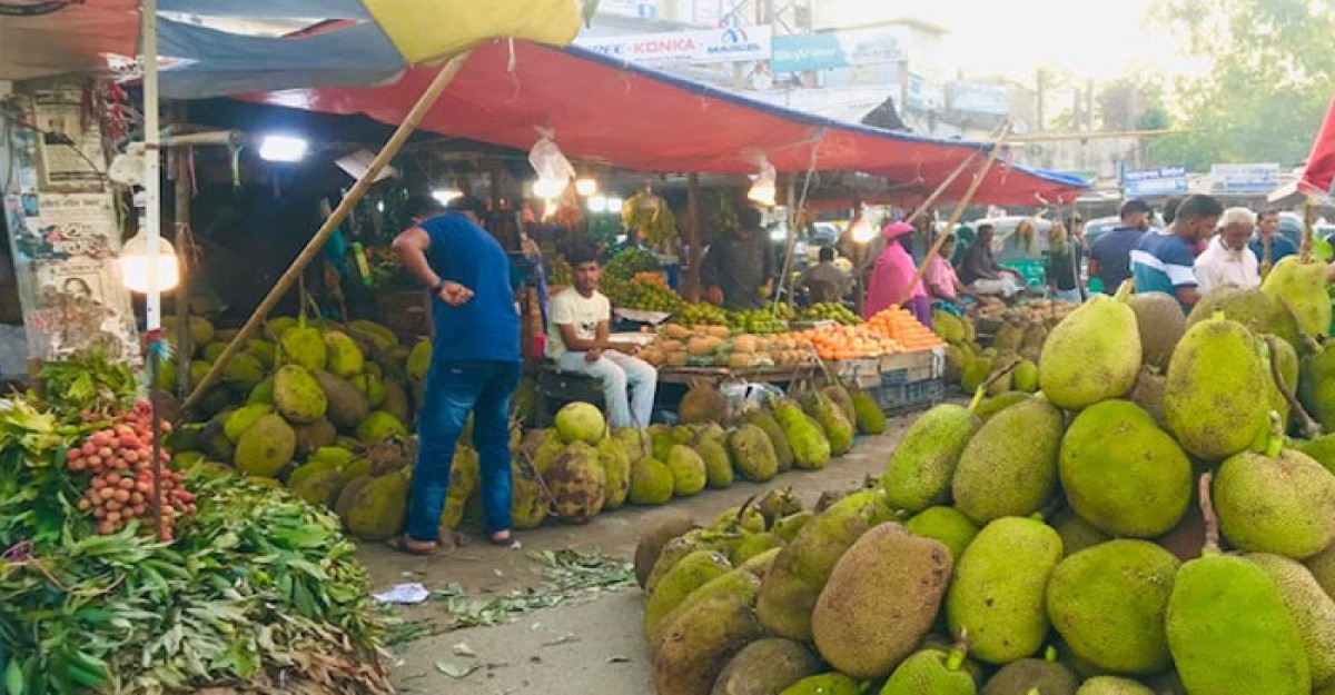 আনোয়ারায় মৌসুমী ফলে ভরপুর হাট-বাজার