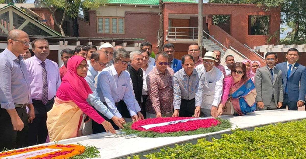 জাতির পিতা বঙ্গবন্ধুর সমাধিতে বঙ্গবন্ধু শেখ মুজিবুর রহমান বিশ্ববিদ্যালয়ের শ্রদ্ধা