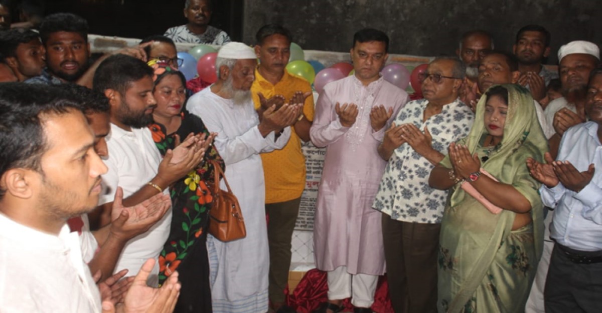 মসিকের নৌকাকৃতি সড়কবাতির উদ্বোধন করলেন মেয়র ইকরামুল হক টিটু