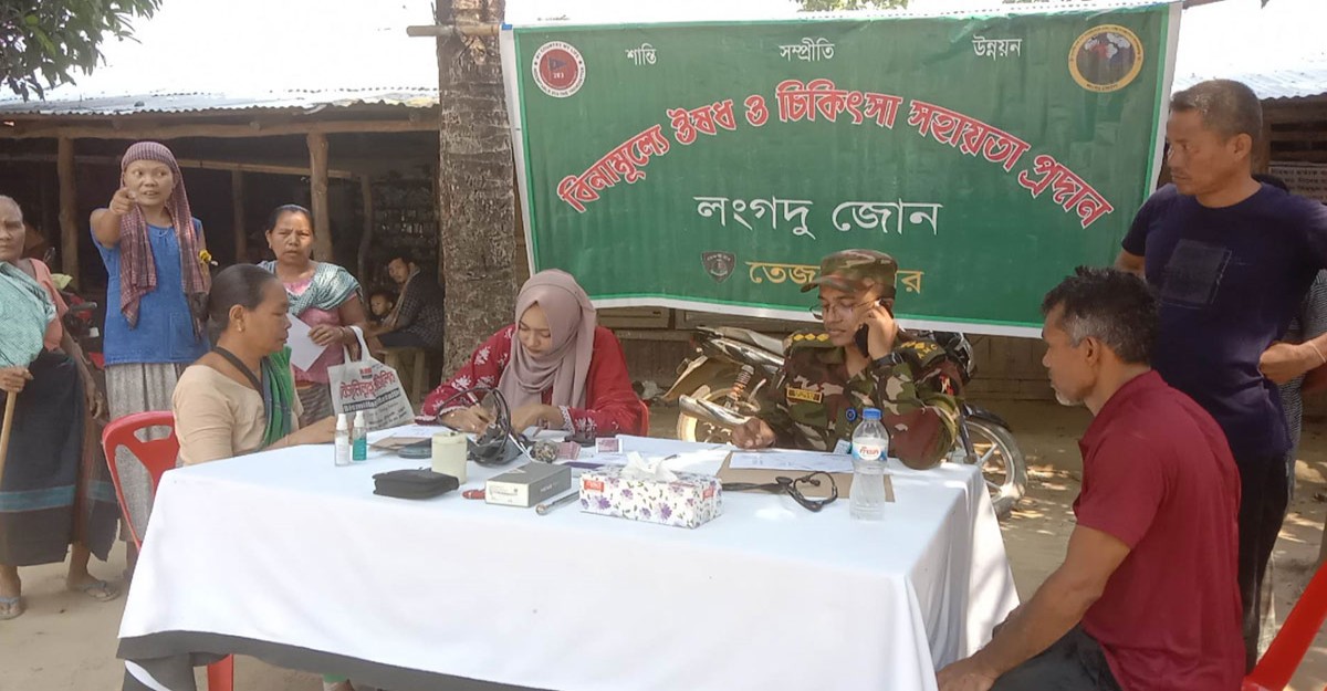 পাহাড়ে সেনাবাহিনীর চিকিৎসা সেবা ওষুধ বিতরণ