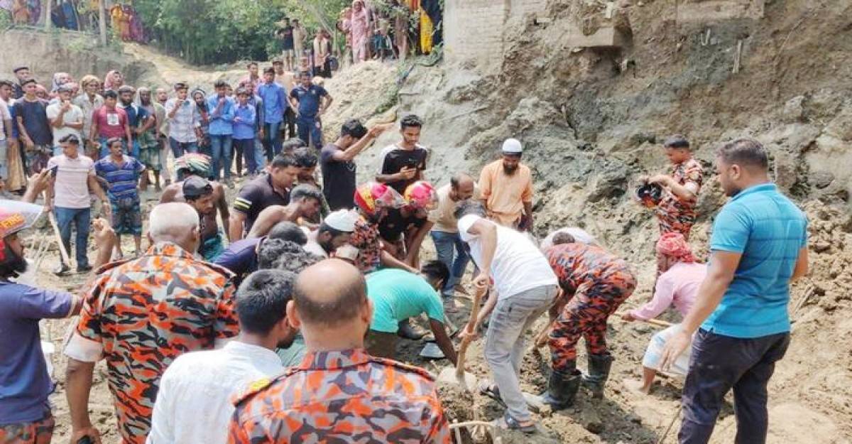 নির্মাণকাজের সময় মাটি ধসে প্রাণ গেল ৩ শ্রমিকের