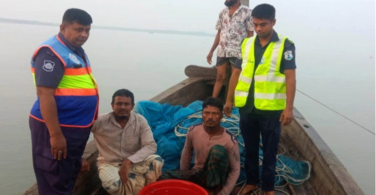 মহিপুরে রেনু পোনা নিধন, দুই জেলে আটক