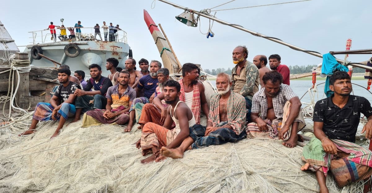 সাগরে ১৩ দিন ভাসতে থাকা ২১ জেলে জীবিত উদ্ধার