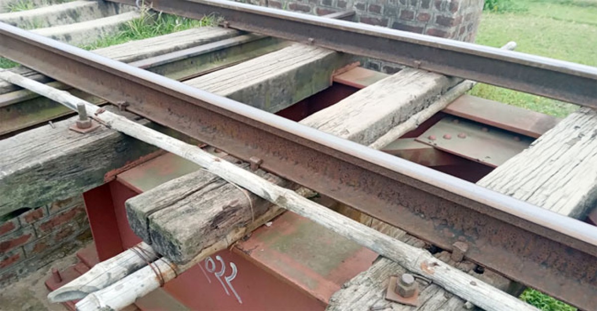 গৌরীপুর রেল সেতুতে স্লিপারের বদলে বাঁশ