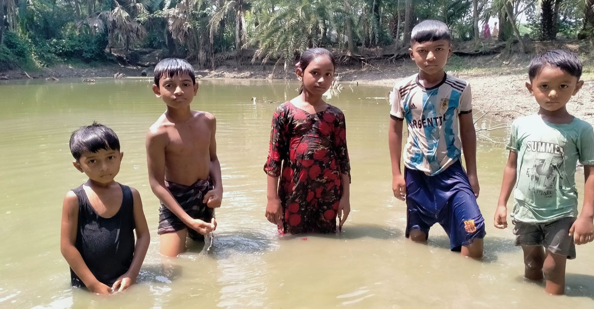 গরমে পুকুর ডোবায় সময় কাটাচ্ছে গ্রামীণ জনপদের শিশুরা