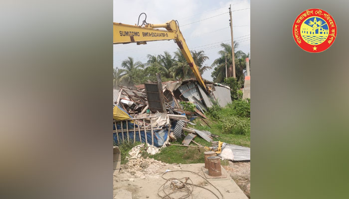 শীতলক্ষ্যায় অবৈধ স্থাপনা উচ্ছেদ করল বিআইডব্লিউটিএ