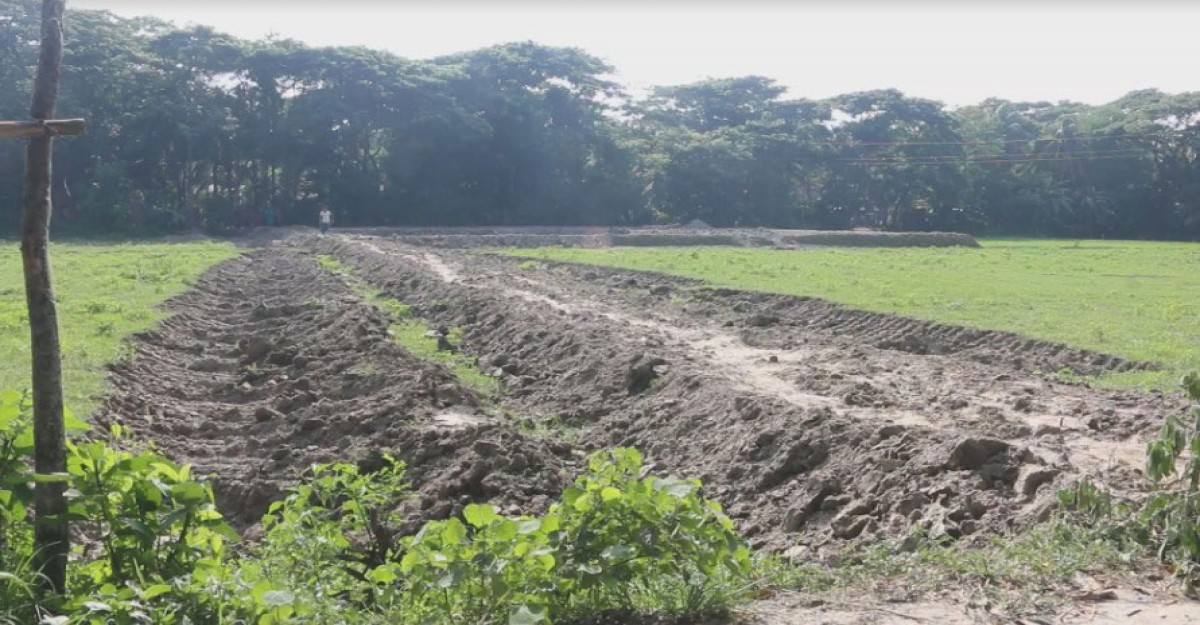 রাতের আঁধারে জমি দখল করে রাস্তা নির্মাণ