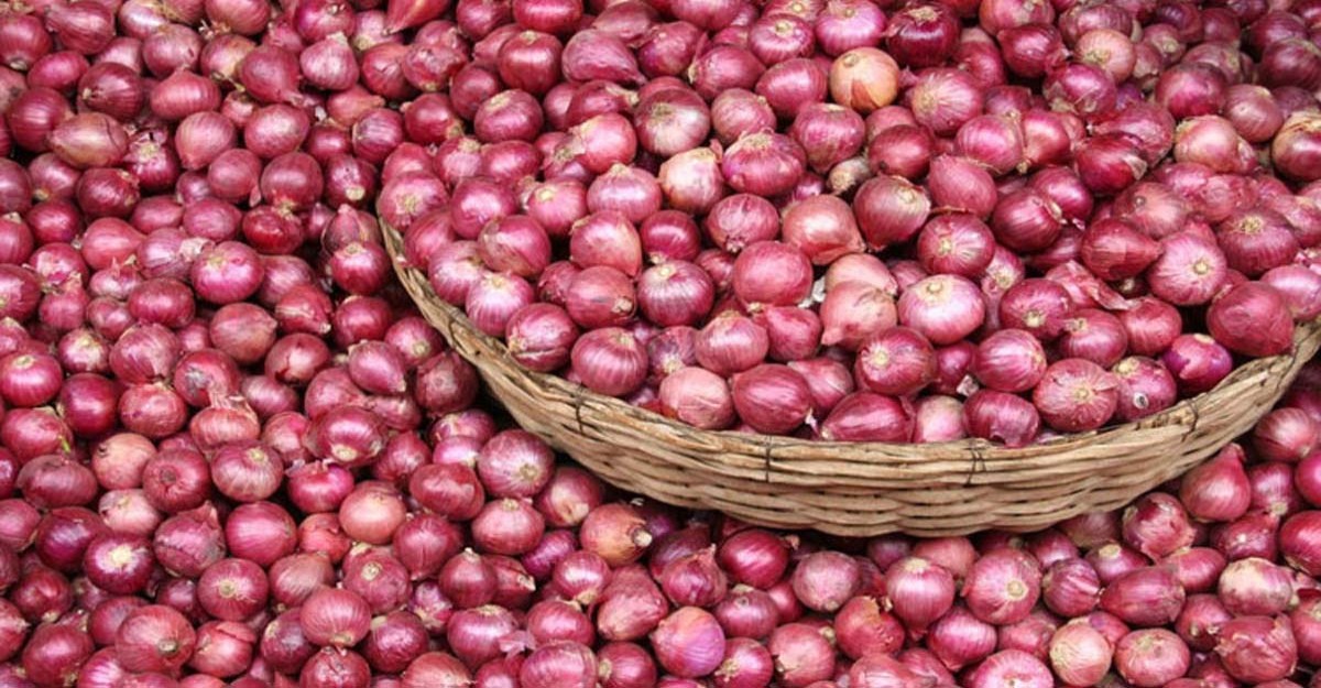 বিরামপুরে কমতে শুরু করেছে পেঁয়াজের দাম