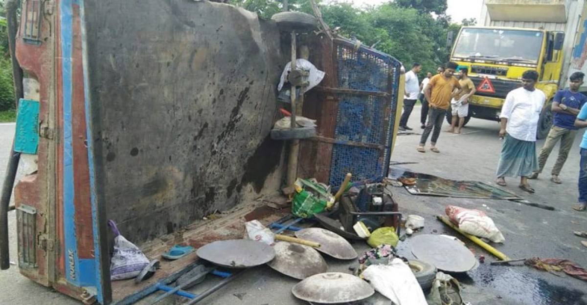 সিলেটে দুই ট্রাকের সংঘর্ষে প্রাণ গেল ১৩ জনের