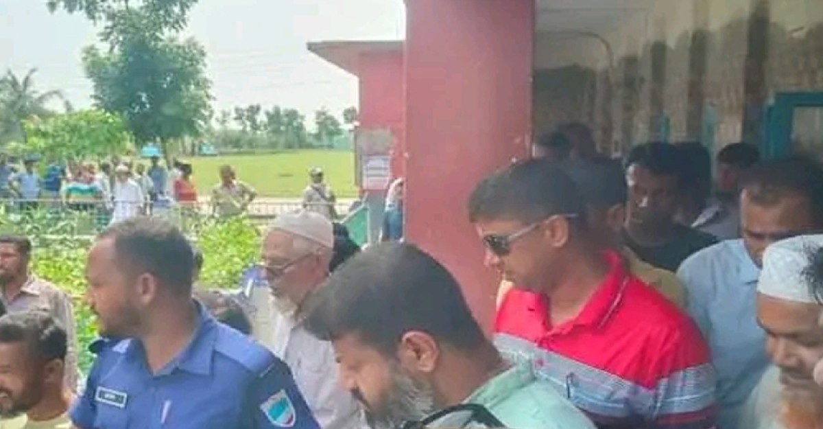অধ্যাপকে পেটানো সেই চেয়ারম্যান সাময়িক বরখাস্ত