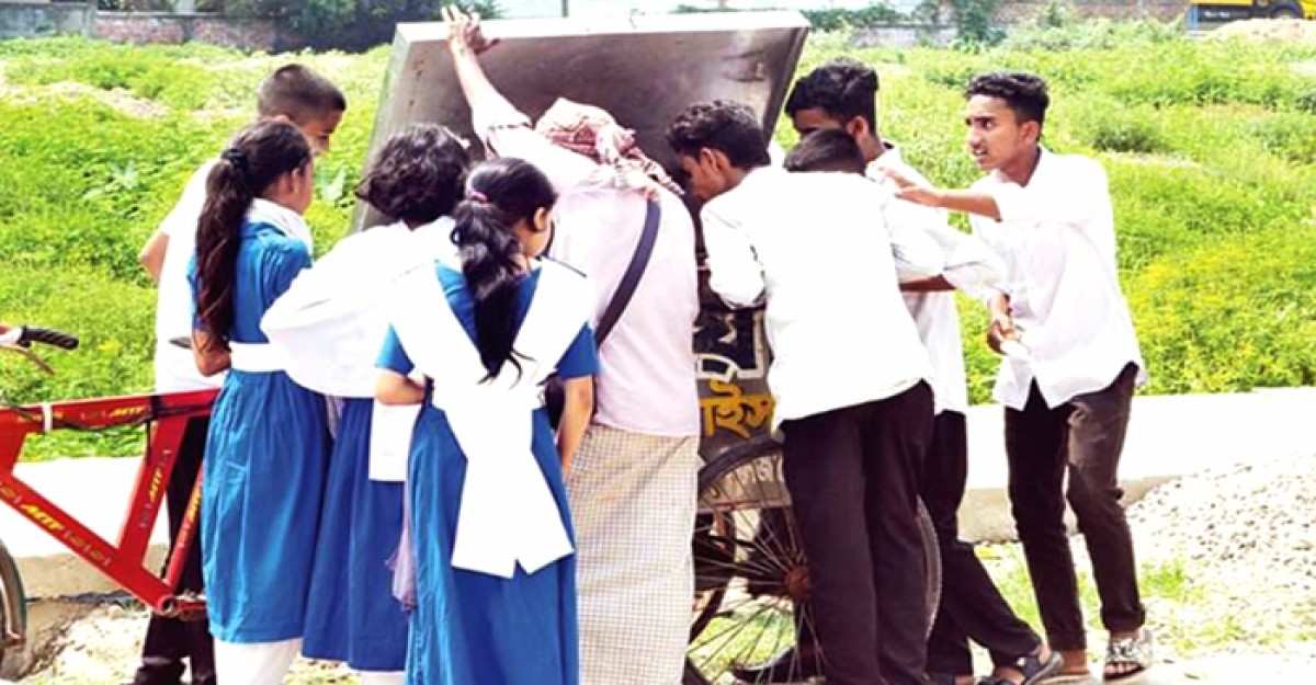 রং মেশানো আইসক্রিম-চানাচুর খেয়ে অসুস্থ হচ্ছে শিক্ষার্থীরা