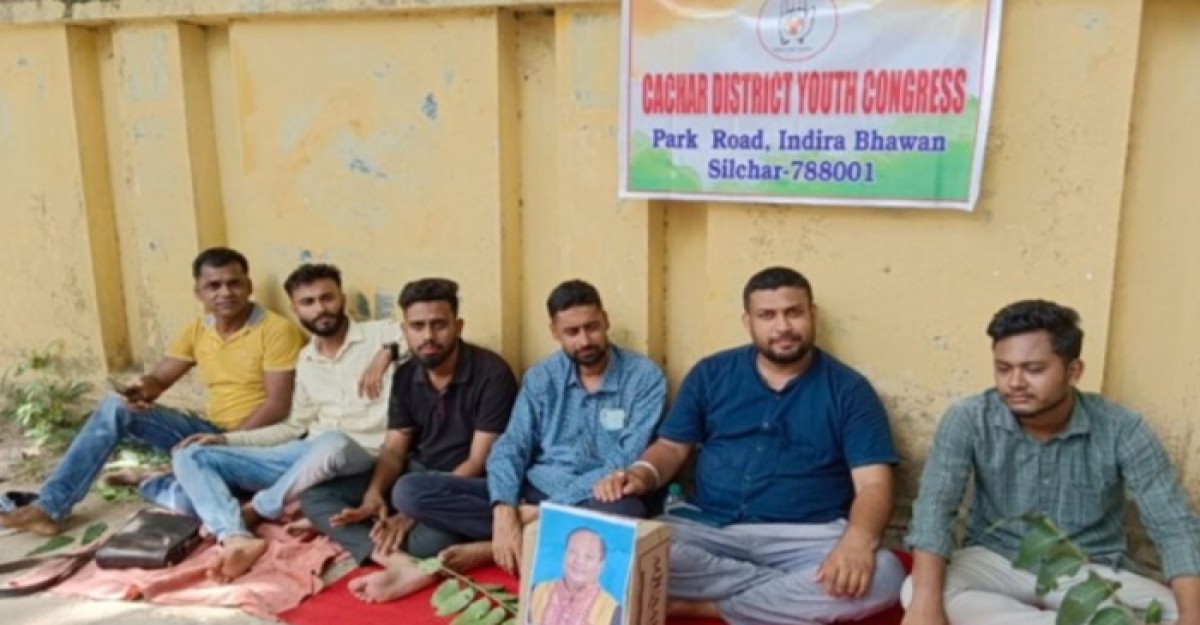 শিলচরে গাছতলায় বসে প্রতিবাদ যুব কংগ্রেসিদের
