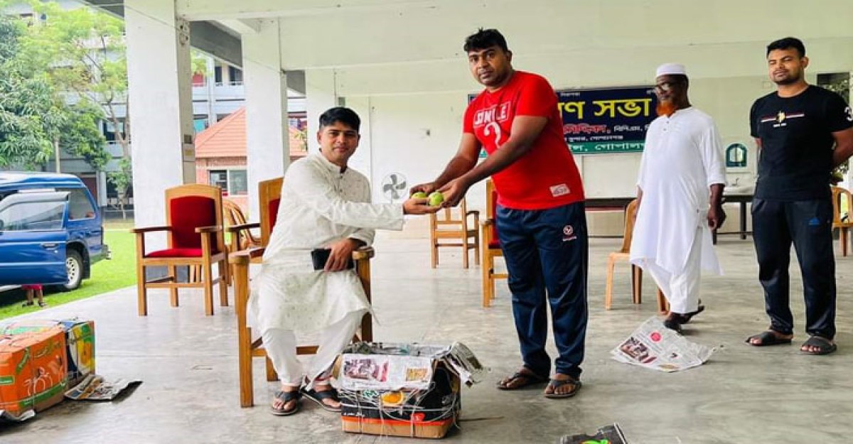 গোপালগঞ্জে পুলিশ সদস্যদের ফল উপহার দিলেন পুলিশ সুপার