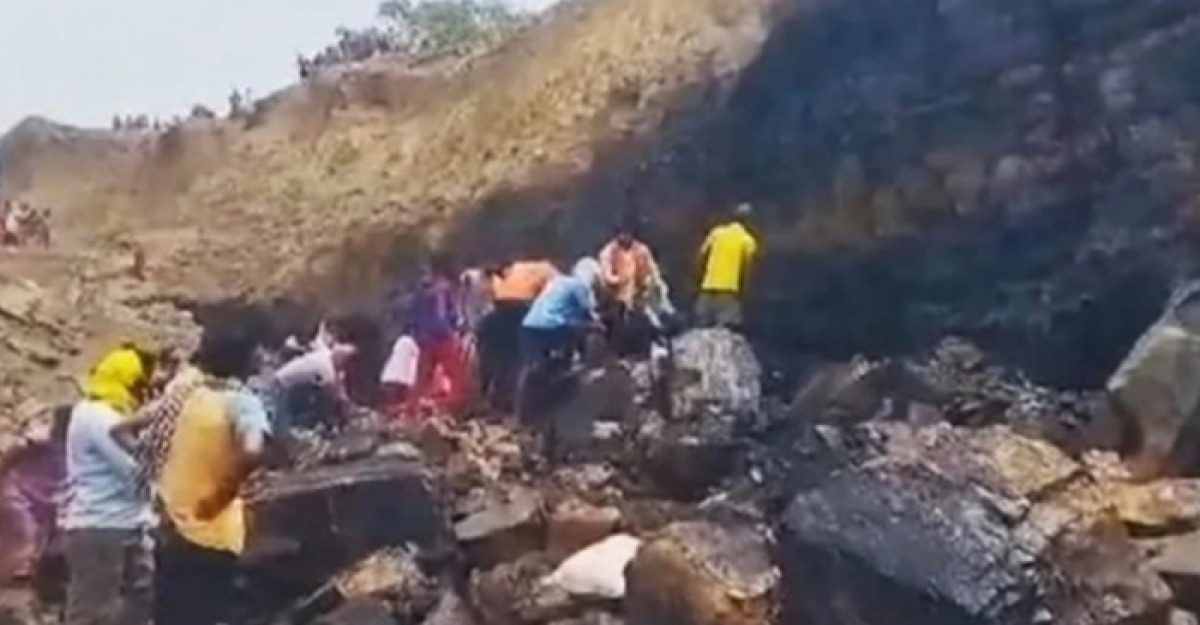 কয়লা খাদানে ভয়াবহ ধসে শিশুসহ ৩ জন নিহত