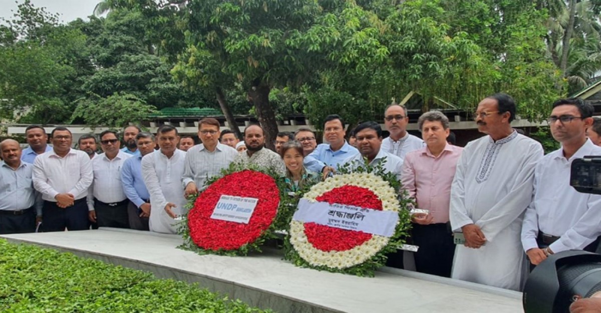 বঙ্গবন্ধুর সমাধিতে স্থানীয় সরকার বিভাগের সচিব মুহম্মদ ইব্ রাহিমের শ্রদ্ধা