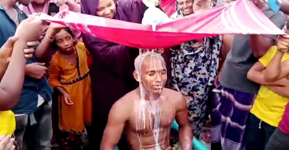 প্রেমে ছ্যাঁকা খেয়ে দুধ দিয়ে গোসল যুবকের