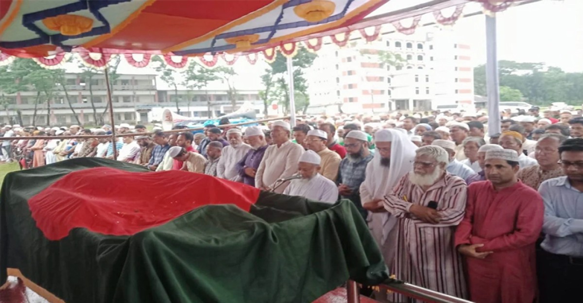 মায়ের কবরের পাশে সমাহিত সিরাজুল আলম খান