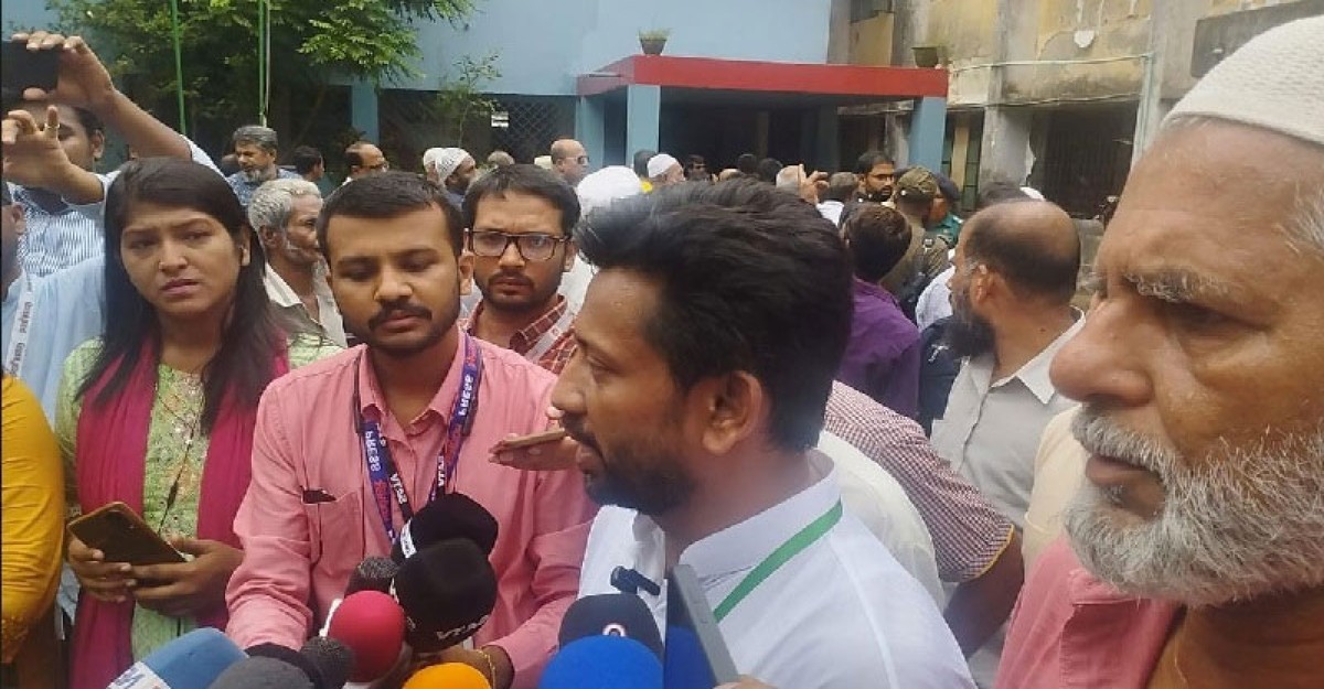 বরিশালে স্বতন্ত্র প্রার্থীর এজেন্ট বের করে দেওয়া হচ্ছে