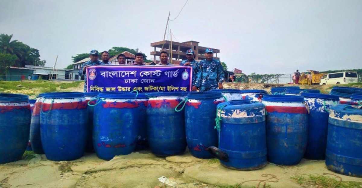 মুন্সিগঞ্জে বিপুল পরিমাণ অবৈধ চিংড়ি রেনু পোনা জব্দ