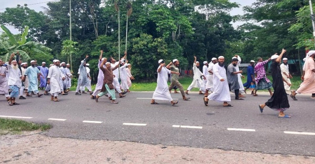 লাঠিসোঁটা নিয়ে বরিশাল নগরমুখী ইসলামী আন্দোলন কর্মীরা