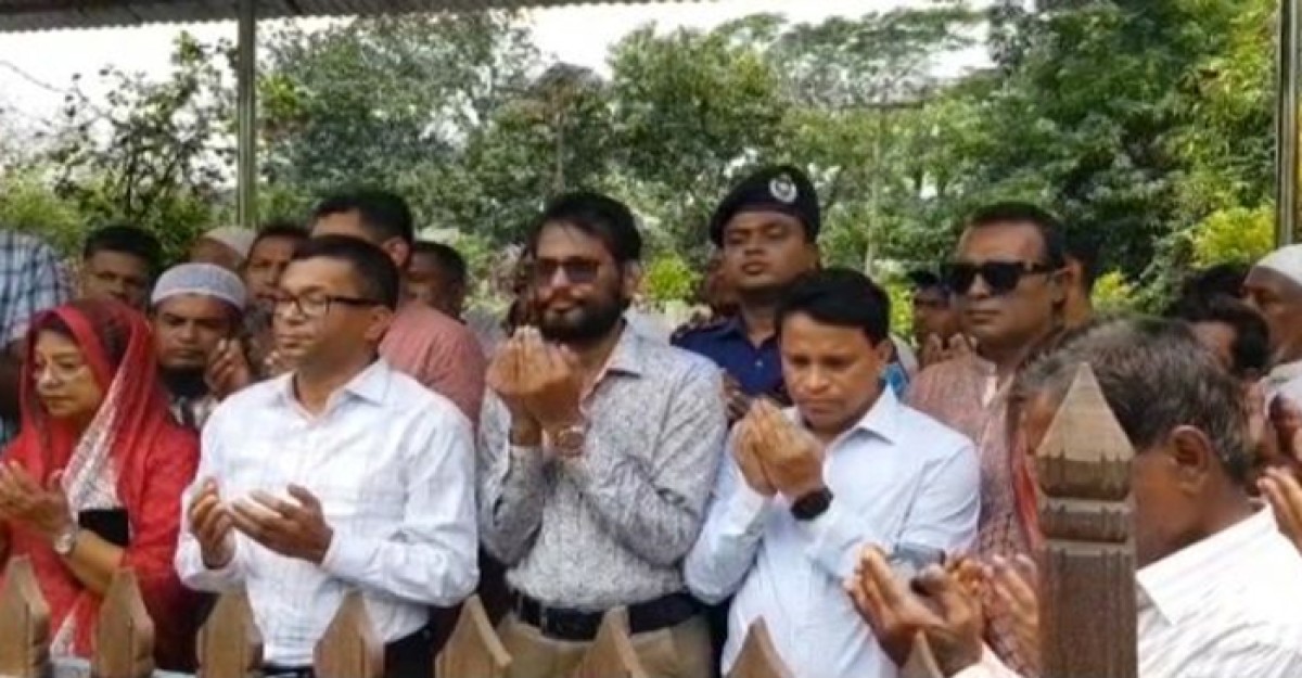 আওয়ামী লীগ নেতার কবর জিয়ারত করেছেন পানিসম্পদ উপমন্ত্রী