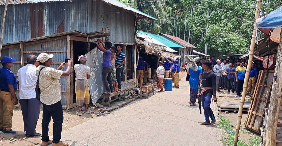 বিদ্যালয়ের সীমানা প্রাচীরের জায়গায় অবৈধ স্থাপনা উচ্ছেদ করলো প্রশাসন