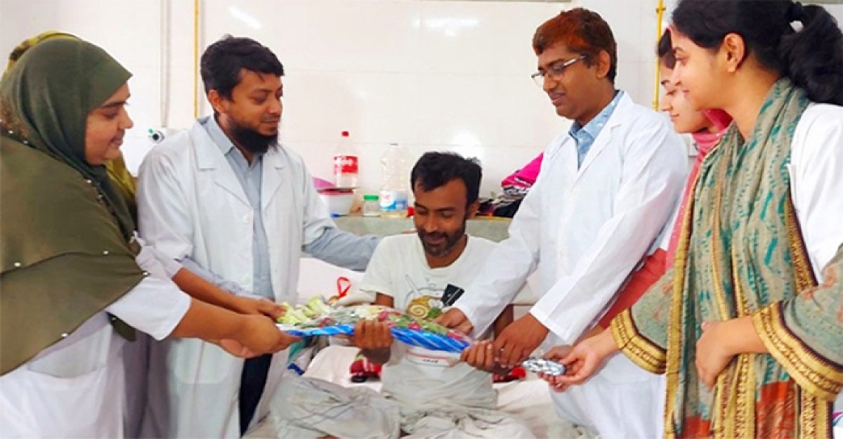 একে একে ২৩টি কলম খেয়ে ফেললেন মোতালেব