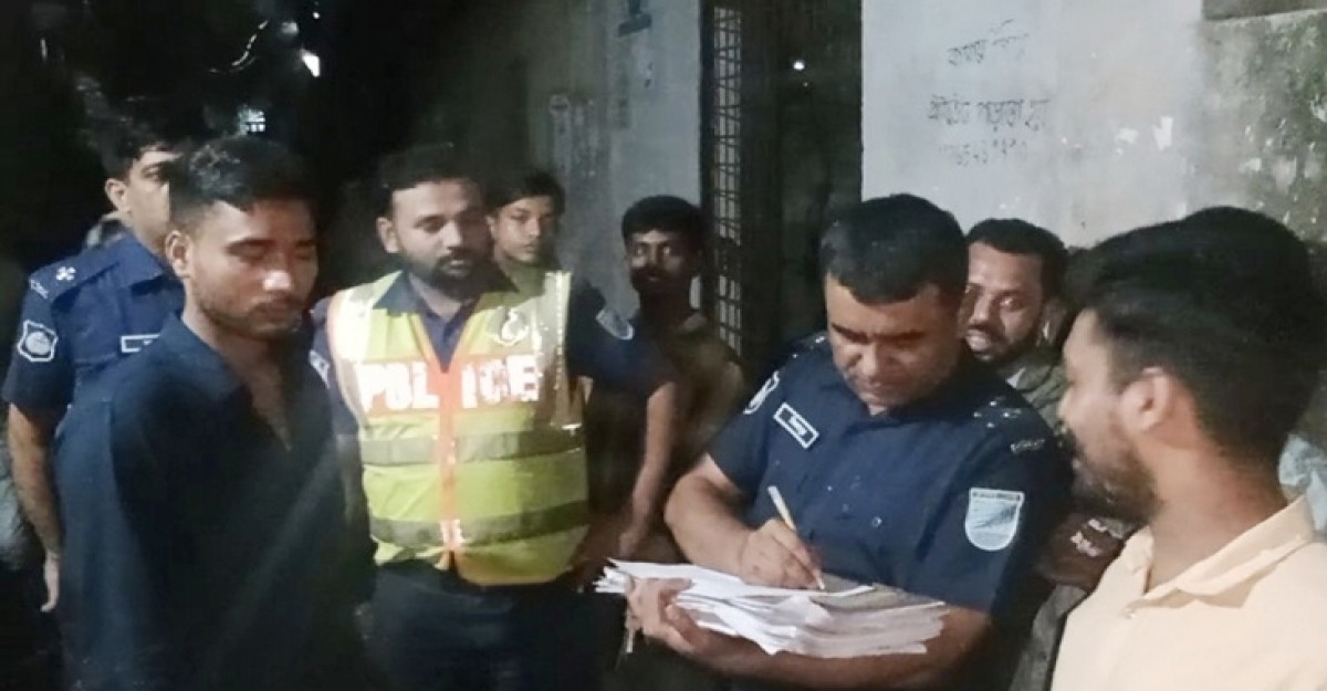 রূপগঞ্জে স্ত্রীকে হত্যাচেষ্টা, অস্ত্রসহ স্বামী আটক