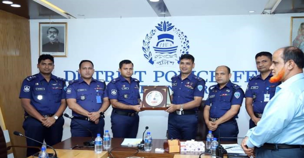 ফেনীতে এএসপি মাহমুদুল হাসানকে বিদায়ী সংবর্ধনা