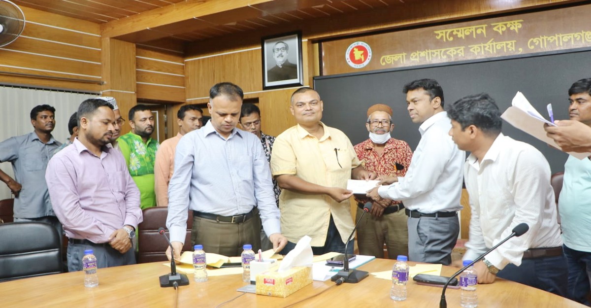গোপালগঞ্জে সাংবাদিকদের মাঝে প্রধানমন্ত্রীর অনুদানের চেক বিতরণ