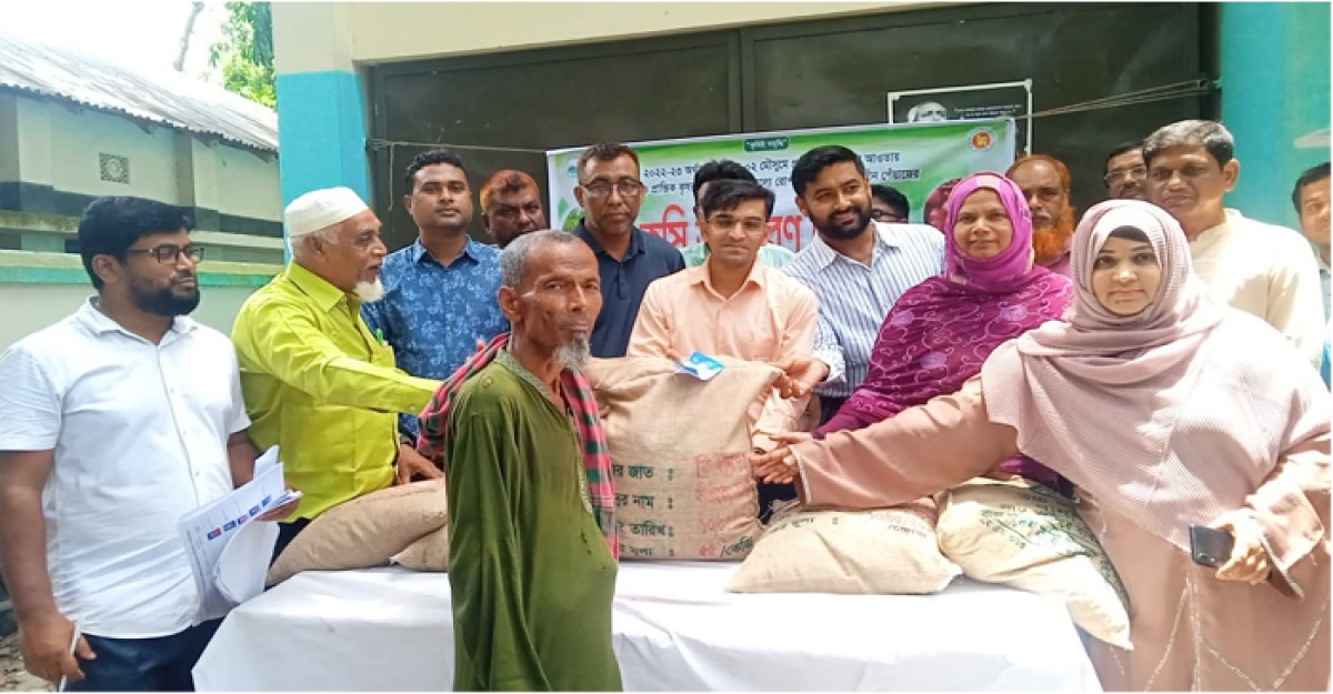 শ্রীপুরে ২ হাজার কৃষকের মাঝে সার ও বীজ বিতরণ