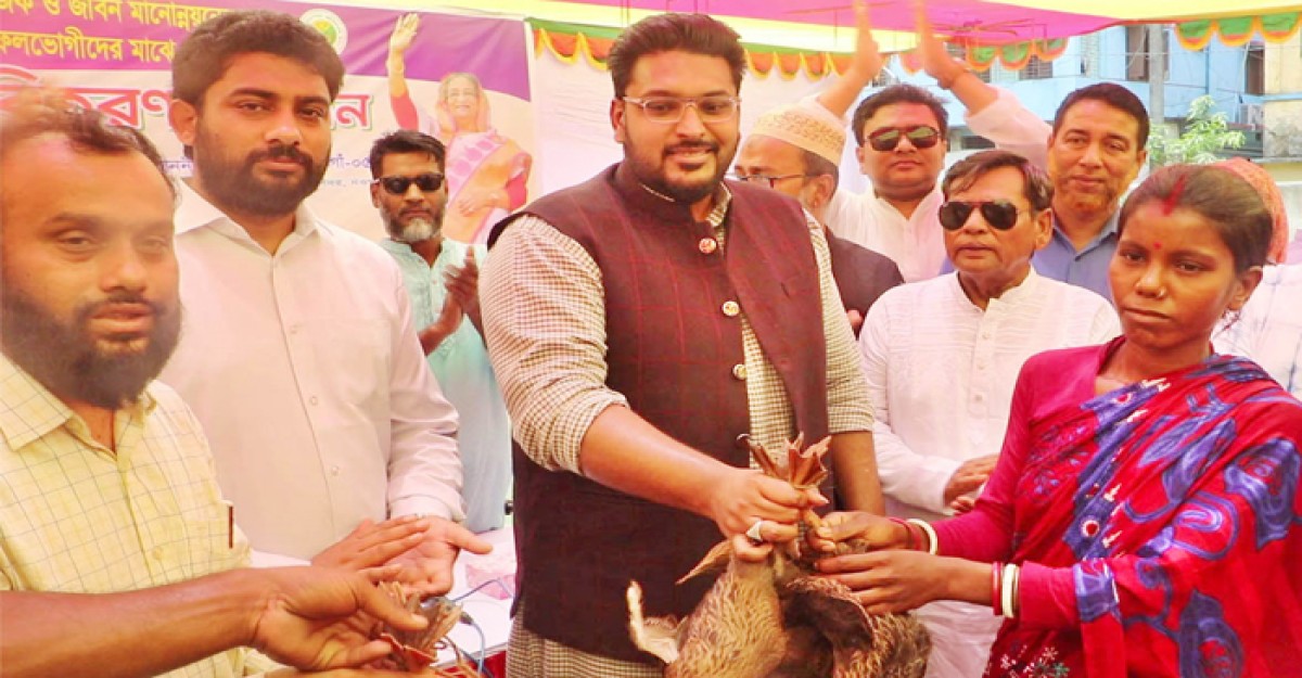 নওগাঁয় ক্ষুদ্র নৃগোষ্ঠী পরিবারের মাঝে হাঁস-ভেড়া বিতরণ